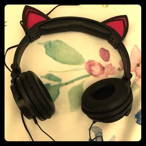 Stylish cat earphones for music!